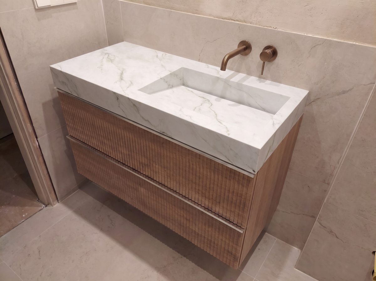 Baño ejecutado por Norié con mueble canalé y lavamanos de porcelánico