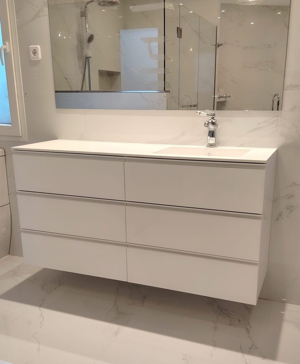 Baño en blanco — mueble y lavamanos a medida