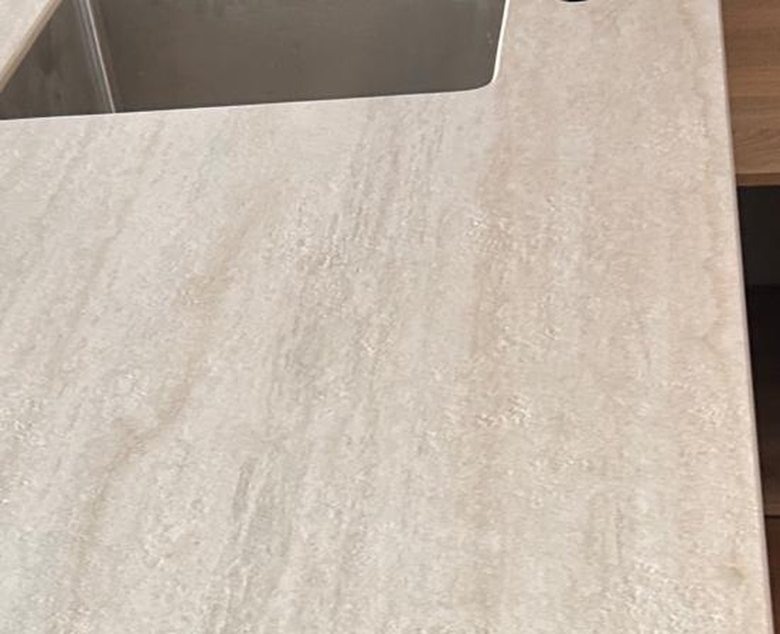 Encimera de travertino con seno integrado, colocada por Norié